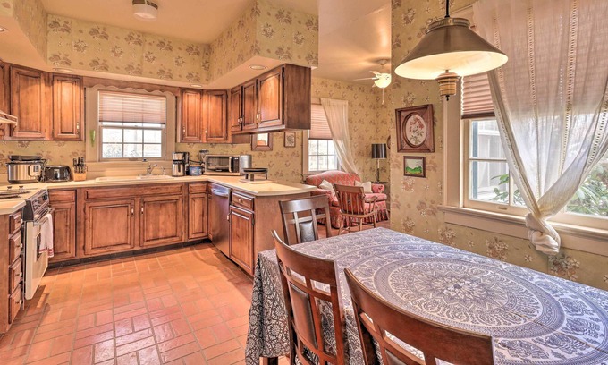 Salisbury Casa | Salisbury Home in Newtown Historic District!