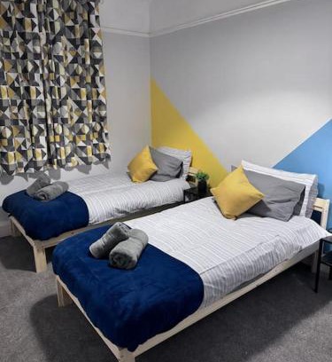 Bebington Casa | Salisbury - New 3br home, wifi, parking, sleeps 6, near Liverpool city centre