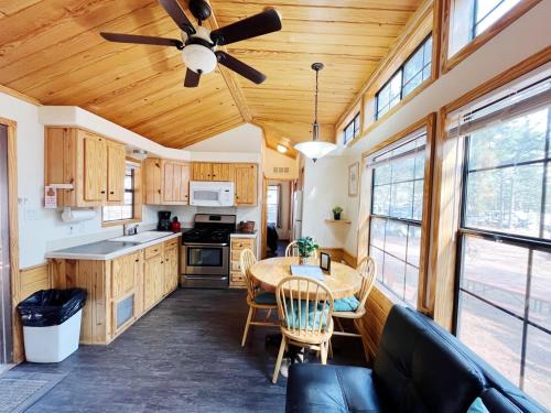 Woodland Park Casa | Sally's Cabin is a quaint two bedroom tiny home