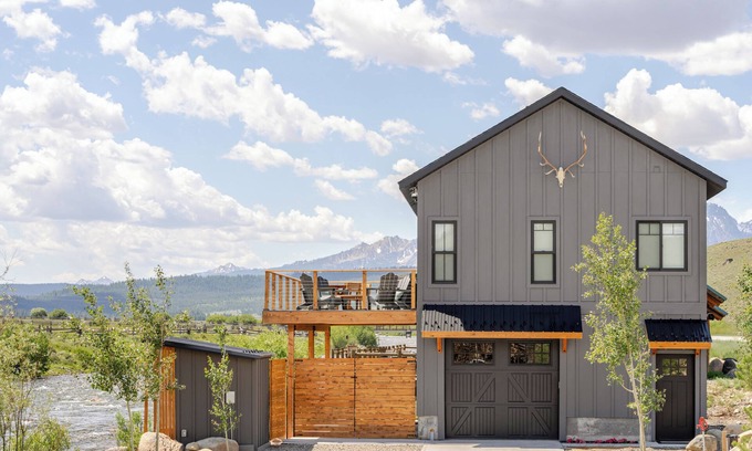 Stanley Apartamento | Salmon River Suite - Luxury Stay at River's Edge