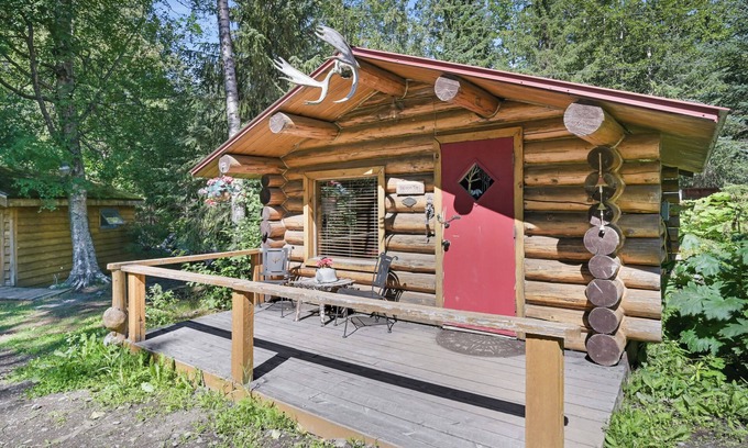 Hope Cabina | Salmon Trail Cabin - a sunny log cabin in historic Hope, Alaska