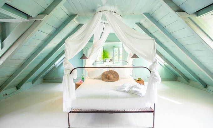 Dunmore Town Casa | Salt Box: an Enchanting Historical Property with a Pool