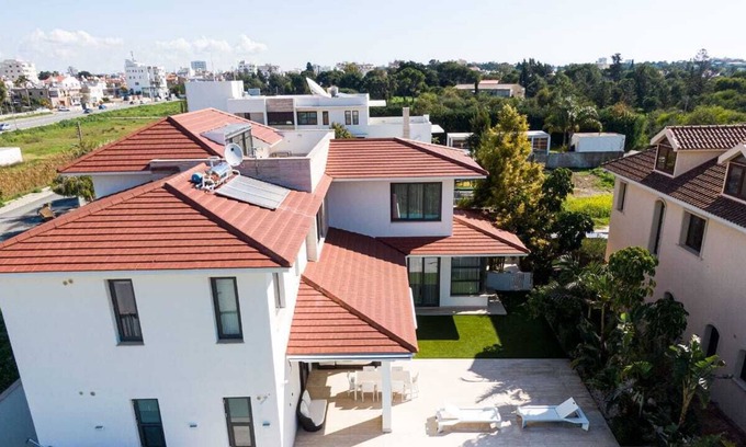 Larnaca Villa | SAL LAGO VILLA CON DISEÑO MODERNO EN LARNACA, CHIPRE CERRADO A LA PLAYA