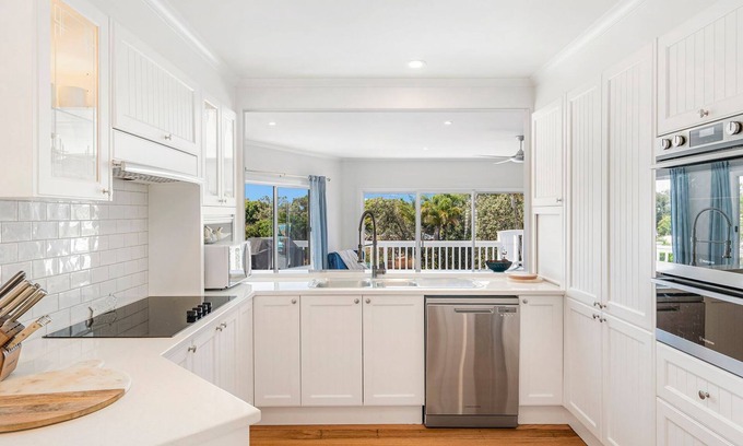 Dunbogan Casa | Salt Spray - Luxurious 5 bedroom holiday home in gated estate, close to beach