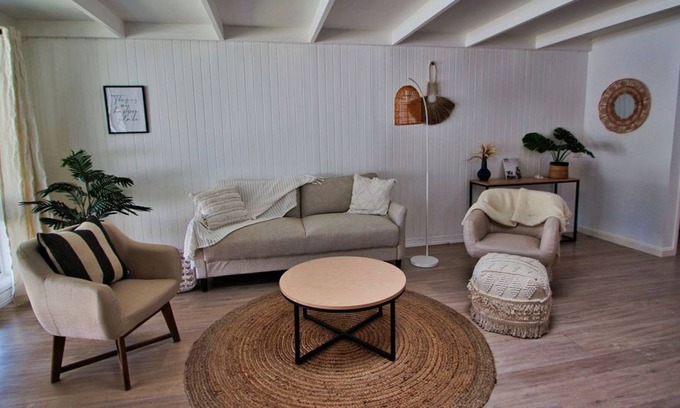 Forresters Beach Casa | Saltwater at Forresters Beach. Family and Pet Friendly. Walk to the Beach.