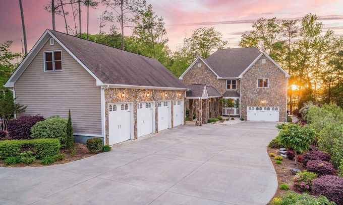 Halifax County Casa | 💥 Saltwater Pool, 8 Bedrms, Sunset Views, Main Lake Cove, Pets🥇