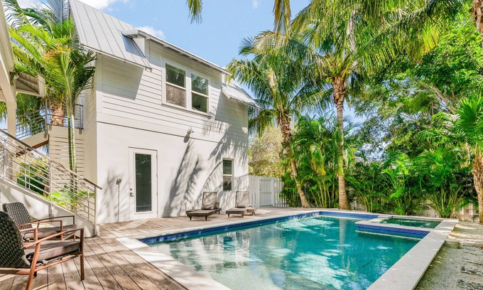 Longbeach Village Casa | Saltwater Pool and Spa, Private Guest Suite - Livin' La Vida Longboat