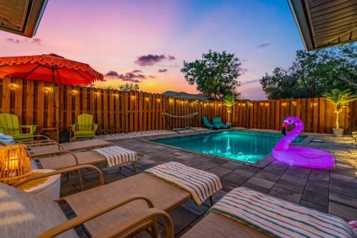Whitfield Casa | Saltwater Siesta! Pool, Games & Family Fun Await