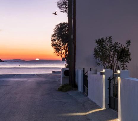 Kini Casa | Salty Beach Cottage, 20m from Kini Beach