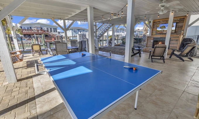North Myrtle Beach Casa | Salty Beach: Walk2Beach*Bar*Dock+Kayaks*Fireplaces