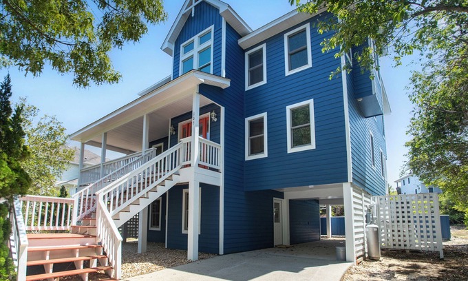 Duck Casa | Salty Breeze ~ Walk to Beach ~ Pool ~ Hot Tub ~ EV ~ 8-10 min walk to beach