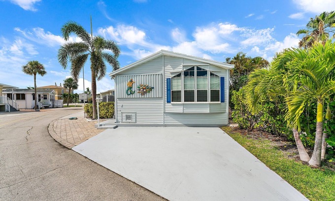 Nettles Island Casa | Salty Mermaid: Charming Beach Cottage in Beautiful Jensen Beach