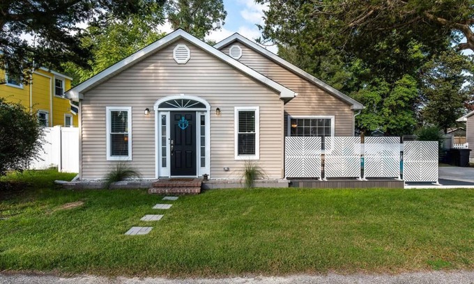 Villas Casa | Salty Pup. New, spacious, renovated house! PET FRIENDLY large fenced yard!