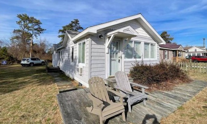 Chincoteague Cabaña | Salty Sailor - 2BR , close to Memorial Park Pet friendly LINENS AND TOWELS