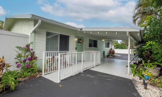 Jupiter Casa | Salty Sea Home Jupiter/Tequesta! 4-bedroom 2-bath fully furnished home, sleep 8.
