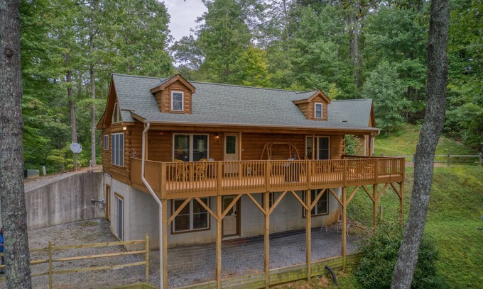 Lynn Cabina | Saluda Cabin Home Amazing Mountain Views Pet Friendly- New Game Room!