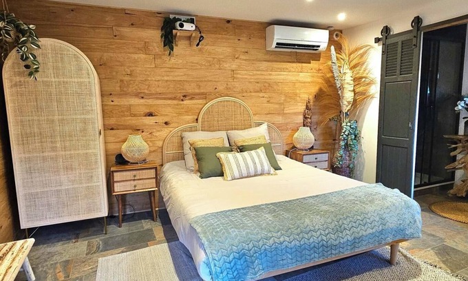 Toulon Cama Y Desayuno | Samadhi, gîte with garden, air conditioning, jacuzzi, private parking, pets welcome