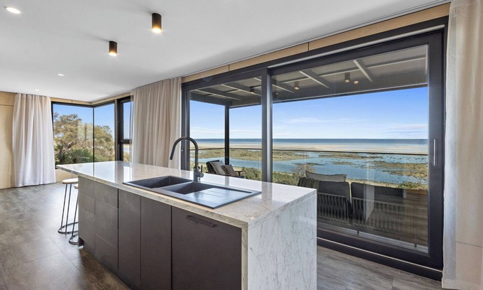 Minlacowie Casa | Samphire Stays at Hardwicke Bay - Absolute beachfront!
