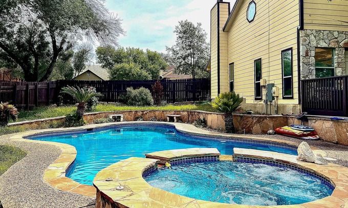 Oak Creek Casa | San Antonio Home w/ Pool & Hot Tub Near SeaWorld!