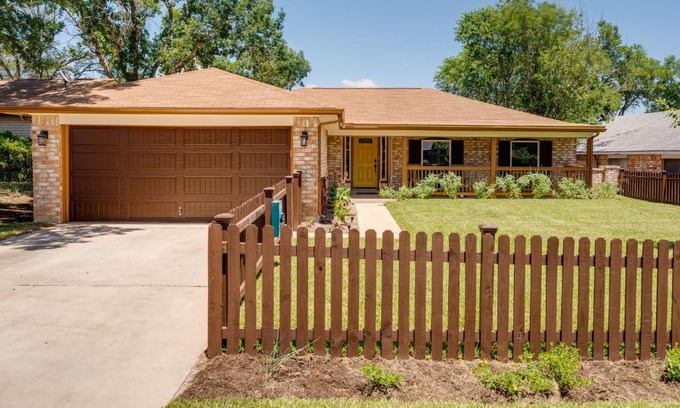 San Antonio Casa | San Antonio Home with Private Hot Tub Pet Friendly!