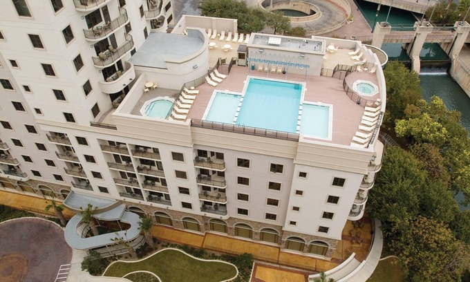 Downtown San Antonio Complejo | San Antonio, TX: 2BR w / Tina de hidromasaje, WIFI gratuito, piscina Resort, 0. 5 Mi. caminata por el rio