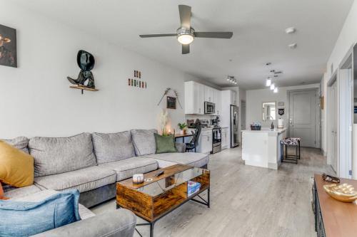 Downtown San Antonio Apartamento | San Antonio TX Condo on Riverwalk w King Ste,Pets