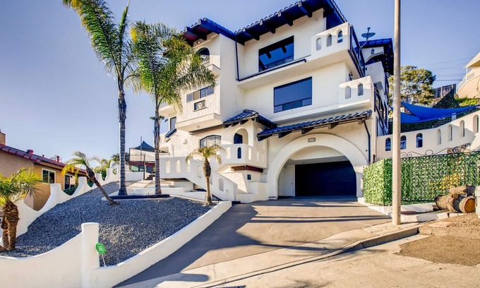 Morena Casa | San Diego Villa private heated jacuzzi