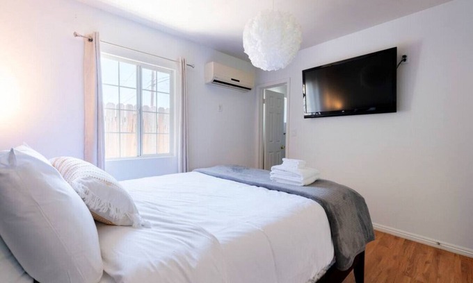 San Gabriel Casa | San Gabriel Studio Suite: Comfy Queen Bed, Fast Internet Connection, and Your Own Parking Spot.