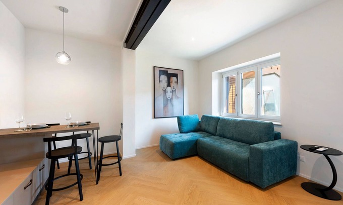 Giaveno Apartamento | San Lorenzo Apartment with Balcony and Air Conditioning