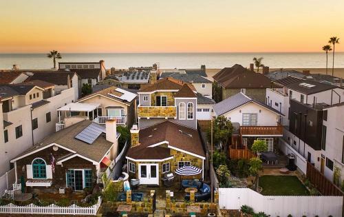 Balboa Peninsula Casa | Sand Castle by AvantStay Beach House on Balboa Peninsula w Patio Hot Tub