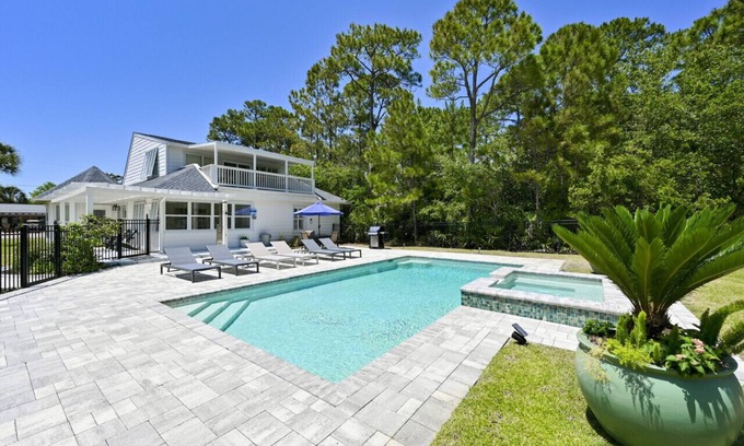 Gulf Pines Casa | Sand Dollar Hideaway 4 Bedroom & 4 Bath Cottage with Guest House