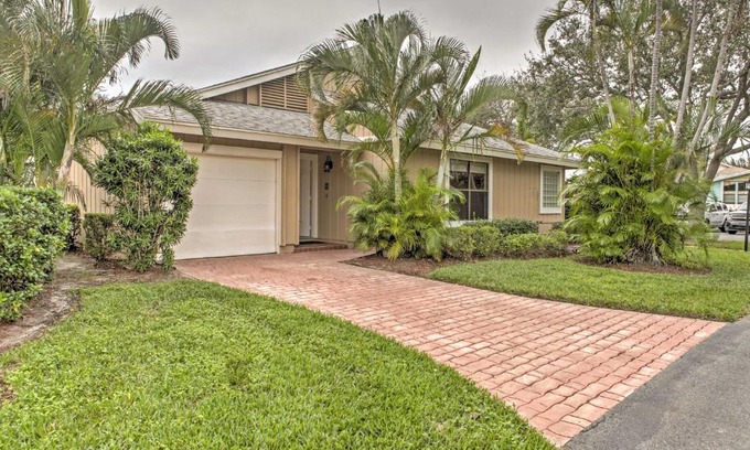 Jensen Beach Casa | Sand Dollar Jenson Beach Home with Pool Access!