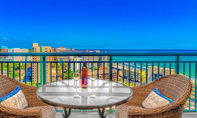 Myrtle Beach Villa | Golden Mile Retreat 3BR Condo con espectaculares vistas al mar! Duerme 8!
