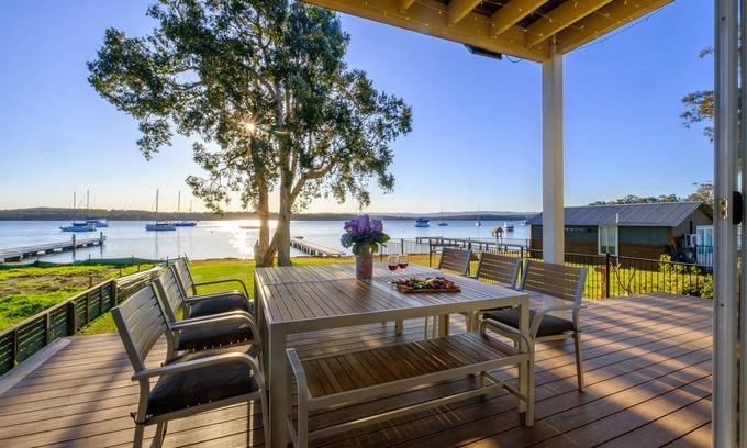 Mannering Park Casa | Sand Executive Lakehouse - Absolute Waterfront Holiday Home t Lake Macquarie