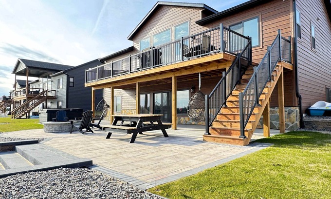 New Lisbon Casa | Sand Trap Shores at Sunset Lake – Sleeps 20