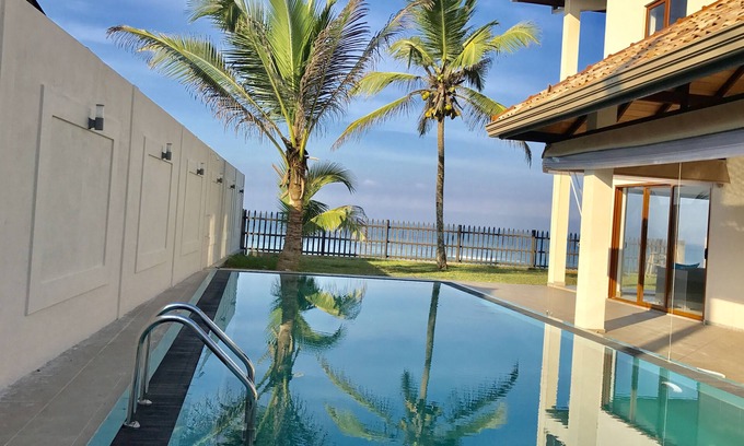 Hikkaduwa Villa | Sand Villa - Nueva piscina privada frente a la playa - Tres habitaciones con baño privado y aire acondicionado