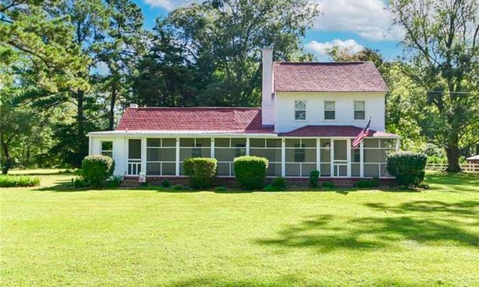 Virginia Beach Casa | Sandbridge Farmhouse… 1 mile to beach~completely updated & restored~New pool