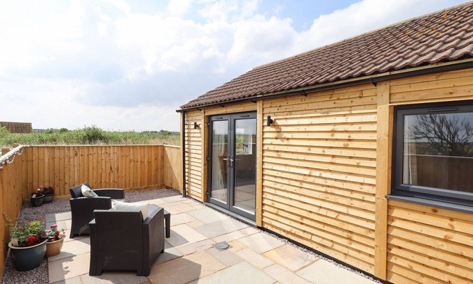 Sandilands Cabaña | SANDERLINGS COTTAGE, pet friendly, with a garden in Sutton-On-Sea