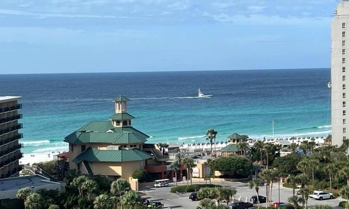 Sandestin Villa | Sandestin Townhome on beach side of resort, sleeps 6, sitting on Lake Horseshoe.
