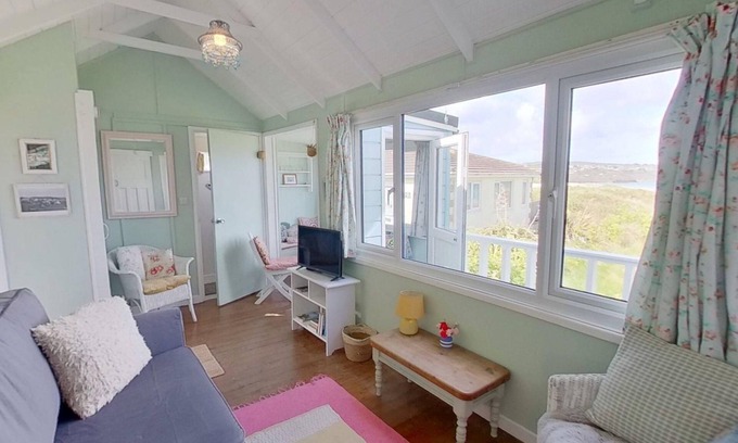 Hayle Chalet De Esquí | Sandford is a charming, traditional beach chalet, with great sea views.