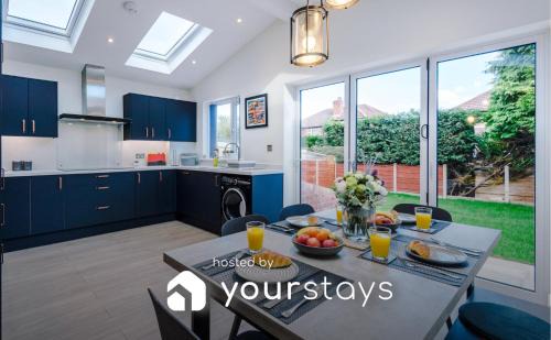 Trafford Casa | Sandileigh House by YourStays - Luxurious 3 Bedroom House in Altrincham