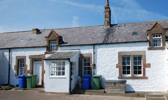 Newton by the Sea Cabaña | SANDPIPER COTTAGE (LOW NEWTON), pet friendly in Low Newton-By-The-Sea