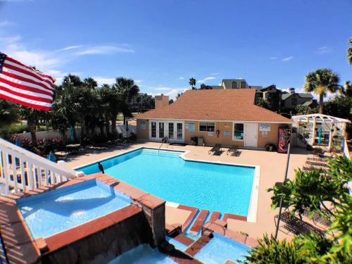 Galveston Casa | Sandpiper Stay Condo - Pool Near Beach and Seawall!