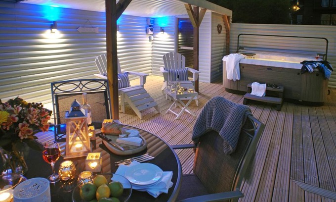 Winnard's Perch Casa | SandPipers Luxury hot tub lodge with 2 ensuites a private Sauna & BBQ terrace