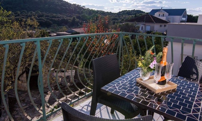 Okrug Donji Apartamento | Sandra - Quiet & Close to the Beach - SA2