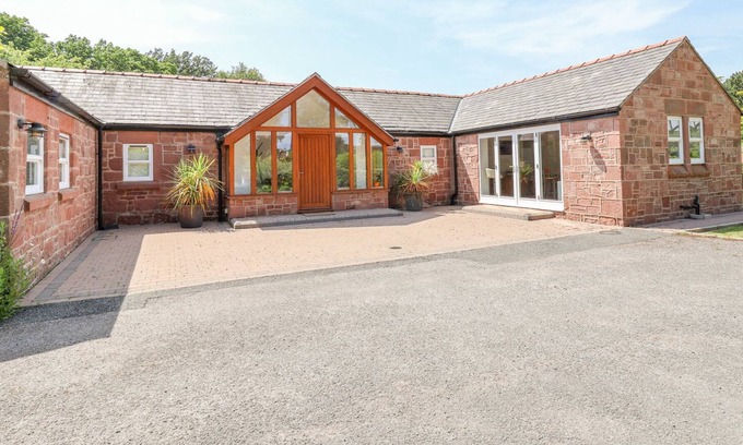 Frankby Casa | SANDSTONE COTTAGE, family friendly, with a garden in West Kirby