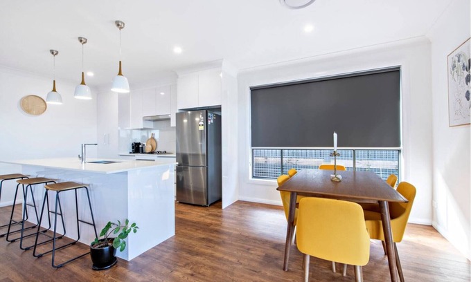 Dubbo Casa | Sandstone - Family Entertainer, Refined Living