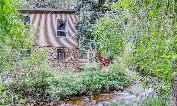 Idaho Springs Condominio | Sandstone Modern Work & Play Waterfront Condo!