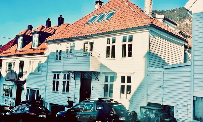 Bergenhus Apartamento | Sandviken, on the mountain & by the sea. Popular loft, fireplace and balcony.