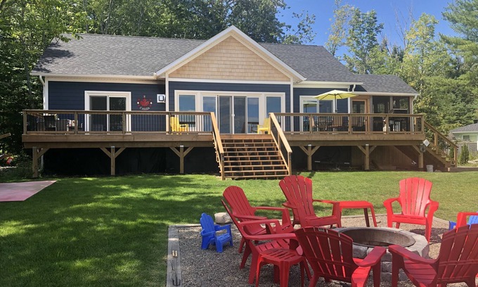 Muskoka Lakes Cabaña | Sandy beach cottage in Muskoka - great for families!
